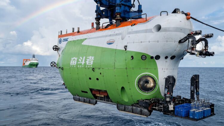 China arrives in the Arctic with a manned submersible at 5,277 meters below the ice
