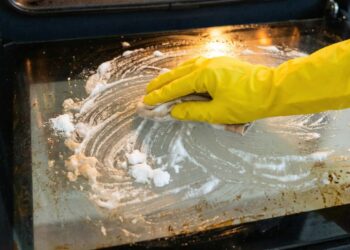 This natural method removes grease from the oven without damaging the glass