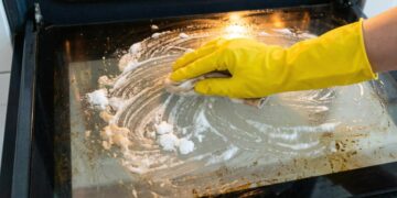 This natural method removes grease from the oven without damaging the glass