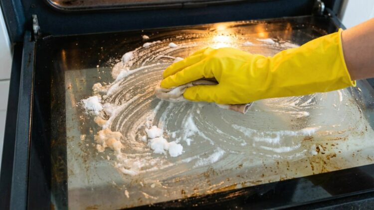 This natural method removes grease from the oven without damaging the glass
