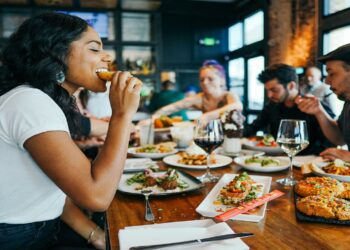 Confirmed by psychology—saving your favorite food for last reveals how you perceive time and life