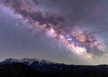 Goodbye to the idea of empty space around the Milky Way—a study reveals that we live in a sheet of dark matter