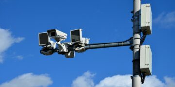 Arkansas tightens control over cell phone use in construction zones