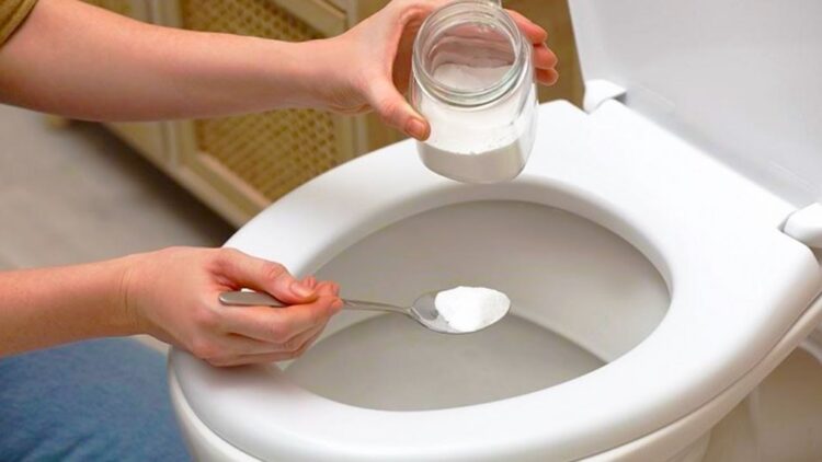 Goodbye to toilet scale—the salt trick that works overnight and changes bathroom cleaning