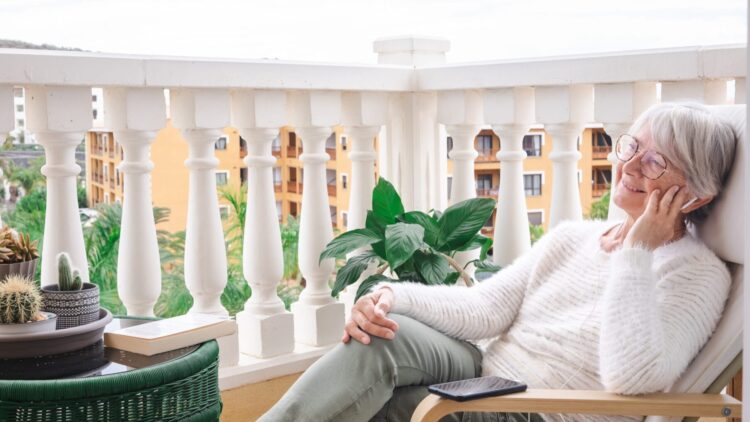 Goodbye to empty balconies—the trick born in old kitchens conquers TikTok and promises results that seem impossible