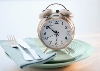 For years, dinner time seemed irrelevant, until Diana Díaz Rizzolo, MD, pointed out a time of day that begins to take its toll on the metabolism 5 For years, dinner time seemed irrelevant, until Diana Díaz Rizzolo, MD, pointed out a time of day that begins to take its toll on the metabolism
