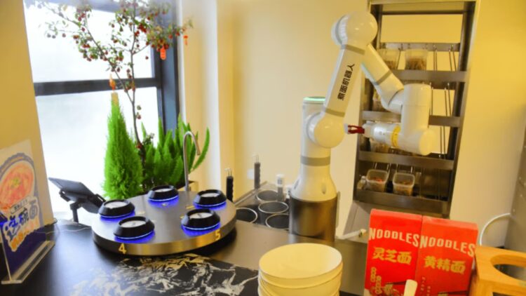 Ordering, cooking, and serving always depended on people, until China tested a restaurant where robots take control 1 Ordering, cooking, and serving always depended on people, until China tested a restaurant where robots take control