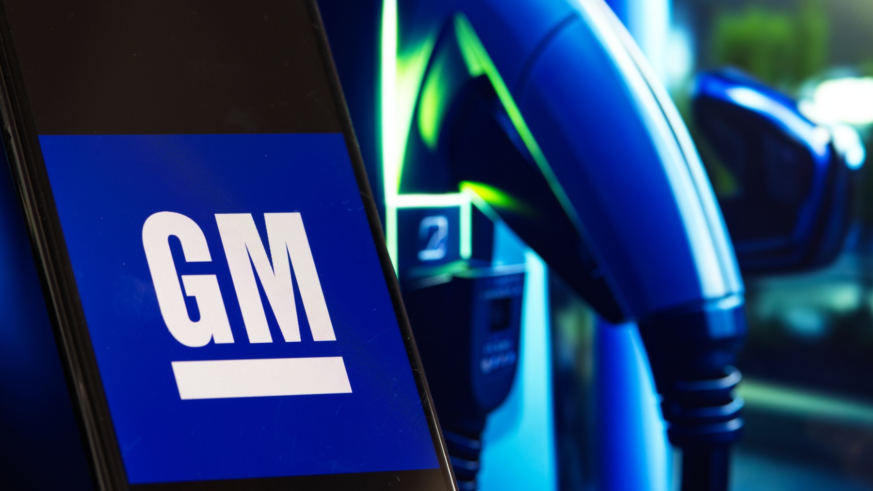 การสิ้นสุดเครดิตภาษีรถยนต์ไฟฟ้าในสหรัฐฯ ส่งผลกระทบต่อ GM และ Ford เท่านั้น แต่เปิดทางให้เทสล่าก้าวหน้า