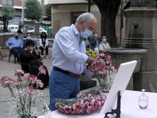 Galería fotográfica del homenaje a las víctimas de la COVID-19 del barrio de Santa Eulalia 30 El barrio de Santa Eulalia homenajea a las víctimas de la Covid-19