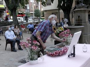 Galería fotográfica del homenaje a las víctimas de la COVID-19 del barrio de Santa Eulalia 33 El barrio de Santa Eulalia homenajea a las víctimas de la Covid-19