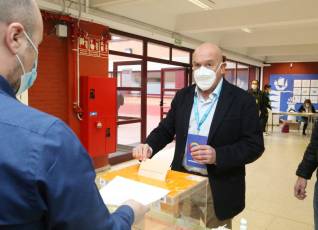 Galería | La votación de los candidatos, en imágenes 14 El cabeza de lista del PP a las Cortes Jesís Julio Carnero vota en su colegio electoral en Simancas (Valladolid). / ICAL