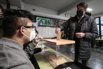 Galería | La votación de los candidatos, en imágenes 15 El cabeza de lista del PP por León a las Cortes Juan Carlos Suárez Quiñones vota en el colegio Juan del Encina. / ICAL