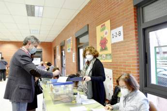 Galería | La votación de los candidatos, en imágenes 4 El cabeza de lista del PSOE por Segovia José Luis Vázquez vota en el Colegio 'Agapito Marazuela' de La Granja. / EL ADELANTADO