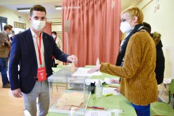 Galería | La votación de los candidatos, en imágenes 5 El candidato del PSOE por Segovia Sergio Iglesias vota en el colegio Villalpando de la capital. / EL ADELANTADO