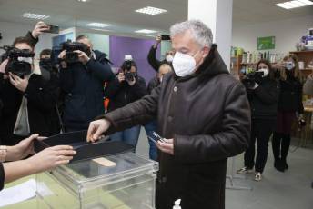 Galería | La votación de los candidatos, en imágenes 13 El numero uno de la candidatura de Soria ¡Ya! Ángel Cena vota en la capital soriana. / ICAL