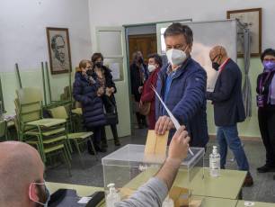 Galería | La votación de los candidatos, en imágenes 3 El cabeza de lista del PP por Segovia, Francisco Vázquez, vota en el colegio electoral del IES 'Ezequiel González'. / KAMARERO