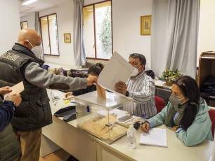 Galería | La votación de los candidatos, en imágenes 25 Mesa electoral, en Segovia capital. / KAMARERO