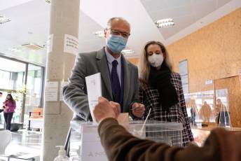 Galería | La votación de los candidatos, en imágenes 12 Votación del candidato de Ciudadanos por Salamanca Luis Fuentes. / ICAL