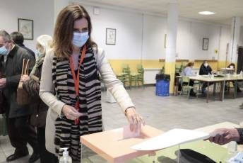 Galería | La votación de los candidatos, en imágenes 11 La cabeza de lista de Ciudadanos por Leon a las Cortes Ana Carlota Amigo vota en el Colegio Quevedo de la capital leonesa. / ICAL