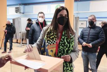 Galería | La votación de los candidatos, en imágenes 10 La cabeza de lista del PSOE por León a las Cortes Nuria Rubio vota en el Colegio Luis Vives de la capital leonesa. / ICAL