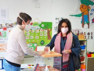 Galería | La votación de los candidatos, en imágenes 2 La candidata del PSOE por Segovia Alicia Palomo vota en El Espinar. / EL ADELANTADO