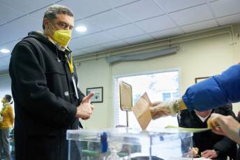 Galería | La votación de los candidatos, en imágenes 19 El candidato de Por Ávila a las Cortes de Castilla y León, Pedro Pascual, ejerce su derecho al voto en la capital abulense. / EFE - RAÚL SANCHIDRIÁN