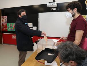 Galería | La votación de los candidatos, en imágenes 6 Votación del cabeza de lista de PP por Palencia Carlos Fernandez Carriedo en el colegio Santo Ángel de Palencia. / ICAL