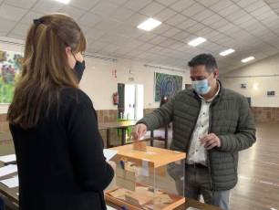 Galería | La votación de los candidatos, en imágenes 8 El candidato de Ciudadanos por Segovia, Afrodisio Martínez, deposita su voto en Segovia. / CS