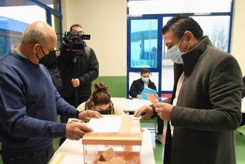 Galería | La votación de los candidatos, en imágenes 20 El candidato de la Unión del Pueblo Leonés (UPL) a la Presidencia de la Junta de Castilla y León, Luis Mariano Santos, vota en el colegio electoral instalado en la guardería municipal de Cistierna (León). / EFE - J. CASARES