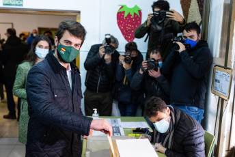 Galería | La votación de los candidatos, en imágenes 23 El candidato de Vox a la Presidencia de la Junta, Juan García-Gallardo, vota en Burgos. / EL ADELANTADO