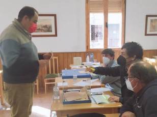 Galería | La votación de los candidatos, en imágenes 7 El candidato de Centrados, Santiago Gancedo, vota en Sotosalbos.