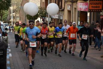 Recital de Xavi Tomasa y Gema Martín en la media maratón de Segovia 2 Media Maratón de Segovia, a su paso por la calle José Zorrilla. / A.M.