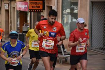 Recital de Xavi Tomasa y Gema Martín en la media maratón de Segovia 9 Media Maratón de Segovia, a su paso por la calle José Zorrilla. / A.M.