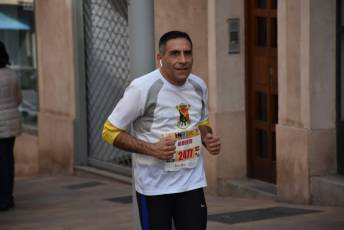 Recital de Xavi Tomasa y Gema Martín en la media maratón de Segovia 90 Media Maratón de Segovia, a su paso por la calle José Zorrilla. / A.M.