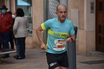 Recital de Xavi Tomasa y Gema Martín en la media maratón de Segovia 91 Media Maratón de Segovia, a su paso por la calle José Zorrilla. / A.M.