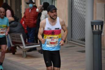 Recital de Xavi Tomasa y Gema Martín en la media maratón de Segovia 92 Media Maratón de Segovia, a su paso por la calle José Zorrilla. / A.M.