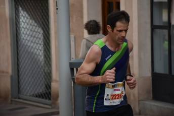 Recital de Xavi Tomasa y Gema Martín en la media maratón de Segovia 93 Media Maratón de Segovia, a su paso por la calle José Zorrilla. / A.M.