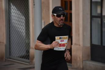 Recital de Xavi Tomasa y Gema Martín en la media maratón de Segovia 94 Media Maratón de Segovia, a su paso por la calle José Zorrilla. / A.M.