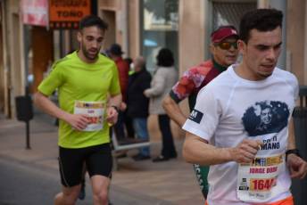 Recital de Xavi Tomasa y Gema Martín en la media maratón de Segovia 95 Media Maratón de Segovia, a su paso por la calle José Zorrilla. / A.M.