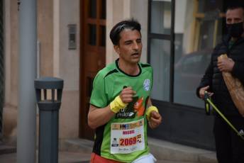 Recital de Xavi Tomasa y Gema Martín en la media maratón de Segovia 98 Media Maratón de Segovia, a su paso por la calle José Zorrilla. / A.M.