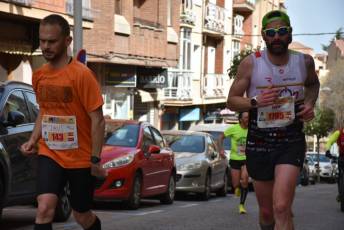 Recital de Xavi Tomasa y Gema Martín en la media maratón de Segovia 99 Media Maratón de Segovia, a su paso por la calle José Zorrilla. / A.M.