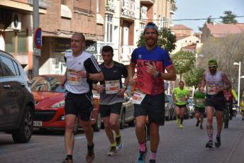 Recital de Xavi Tomasa y Gema Martín en la media maratón de Segovia 100 Media Maratón de Segovia, a su paso por la calle José Zorrilla. / A.M.