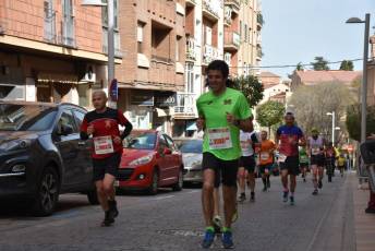 Recital de Xavi Tomasa y Gema Martín en la media maratón de Segovia 101 Media Maratón de Segovia, a su paso por la calle José Zorrilla. / A.M.