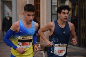 Recital de Xavi Tomasa y Gema Martín en la media maratón de Segovia 103 Media Maratón de Segovia, a su paso por la calle José Zorrilla. / A.M.