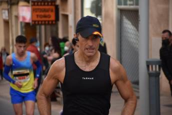 Recital de Xavi Tomasa y Gema Martín en la media maratón de Segovia 104 Media Maratón de Segovia, a su paso por la calle José Zorrilla. / A.M.