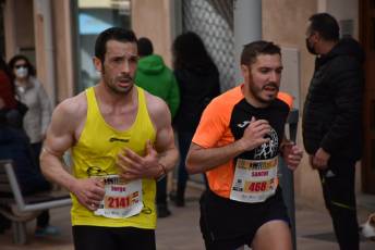 Recital de Xavi Tomasa y Gema Martín en la media maratón de Segovia 105 Media Maratón de Segovia, a su paso por la calle José Zorrilla. / A.M.