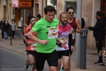 Recital de Xavi Tomasa y Gema Martín en la media maratón de Segovia 107 Media Maratón de Segovia, a su paso por la calle José Zorrilla. / A.M.