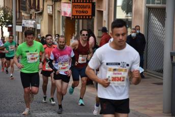 Recital de Xavi Tomasa y Gema Martín en la media maratón de Segovia 108 Media Maratón de Segovia, a su paso por la calle José Zorrilla. / A.M.