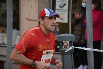 Recital de Xavi Tomasa y Gema Martín en la media maratón de Segovia 109 Media Maratón de Segovia, a su paso por la calle José Zorrilla. / A.M.