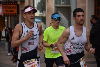 Recital de Xavi Tomasa y Gema Martín en la media maratón de Segovia 110 Media Maratón de Segovia, a su paso por la calle José Zorrilla. / A.M.